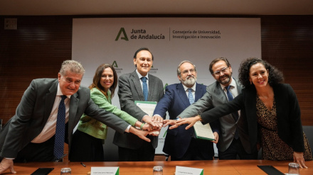 El consejero de Universidad, José Carlos Gómez Villamandos, en el centro de la imagen con motivo de la firma del convenio para financiar la construcción del acelerador de partículas de Escúzar, en Granada