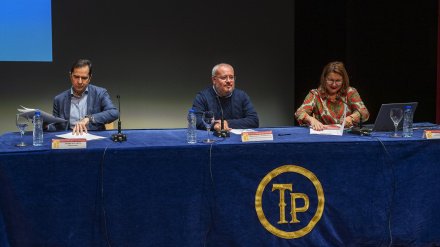 La directora del Teatro Principal, Olga Mojón, presenta la programación acompañada del vicepresidente segundo de la Diputación, César Fernández, y del director del AGADIC, Jacobo Sutil