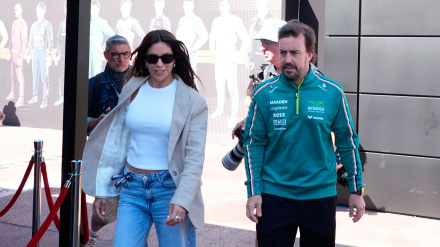 Fernando Alonso, junto a Melissa Jiménez, su pareja y presentadora de DAZN.