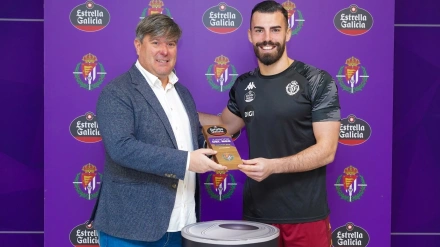 Guilherme recibe el trofeo al mejor jugador de noviembre
