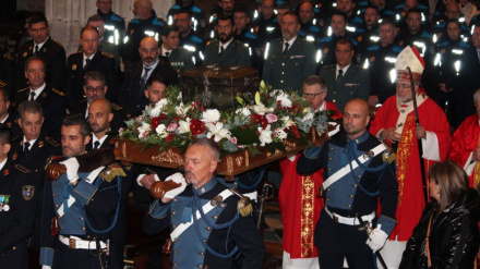 La Policía Local de Oviedo porta el arca con las reliquias de Santa Eulalia de Mérida
