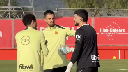 Leo Román pasando por el pasillo de collejas