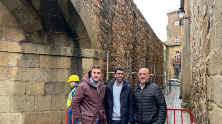 Concejales del ayuntamiento de Cáceres visitan las primeras actuaciones en este tramo de la muralla
