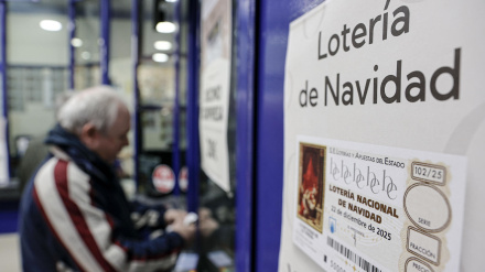 Loteros vendiendo lotería del Sorteo de Navidad de 2025