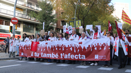Centenares de médicos salen a la calle en la segunda jornada de huelga para exigir mejoras laborales y un convenio médico