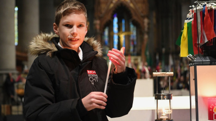 Un niño de los Scouts de Austria porta la Luz de Belén