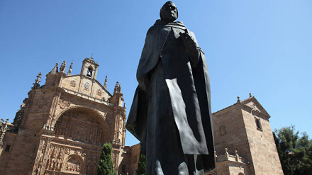 Monumento a Francisco de Vitoria frente al convento de los Dominicos