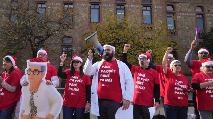 Médicos protestan durante una manifestación frente a la Facultad de Medicina de la Universidad de Barcelona, a 10 de diciembre de 2025, en Barcelona, Catalunya (España
