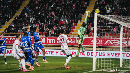 Astralaga defiende la portería del Granada en León