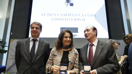 Vicente Fernández, junto a María Jesús Montero