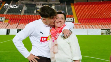 Diego López y Sonia, su madre, en Mestalla