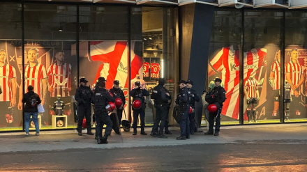 Ertzainas desplegados por el partido Athletic-PSG junto al estadio de San Mamés, en Bilbao