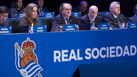 SAN SEBASTIÁN, 10/12/2025.- El presidente de la Real Sociedad, Jokin Aperribay (c), ha sometido a debate las cuentas anuales de la entidad este lunes en la Junta General Ordinaria de Accionistas. EFE/Javier Etxezarreta