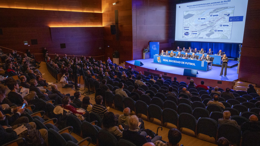 SAN SEBASTIÁN, 10/12/2025.- El presidente de la Real Sociedad, Jokin Aperribay, ha sometido a debate las cuentas anuales de la entidad este lunes en la Junta General Ordinaria de Accionistas. EFE/Javier Etxezarreta
