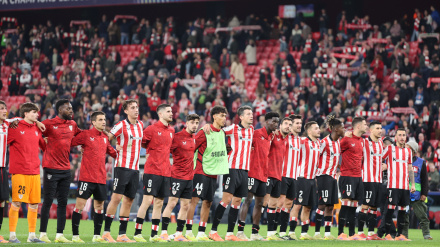 Los jugadores del Athletic, tras el encuentro ante el PSG
