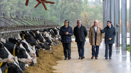 Los directivos de la nueva compañía visitan una explotación láctea asociada