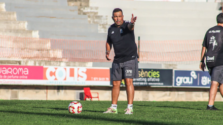 Óscar Troya dirigiendo un entrenamiento