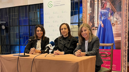 Mabel Sanesteban, Nuria Espasandín e Isabel Estevan durante la presentación en el Casino