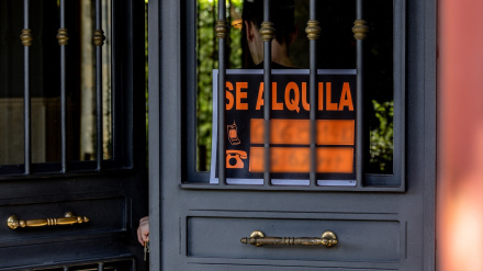 Un cartel anuncia que se alquila un piso en un edificio de viviendas