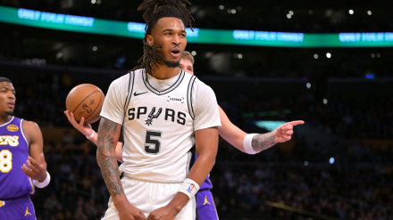 Stephon Castle fue el mejor de los Spurs en la victoria ante los Lakers en el Staples Center.