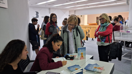 Fuensanta firmando libros en el CEIP Fuensanta Caravaca de Santomera