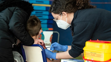 Un niño recibiendo la vacuna