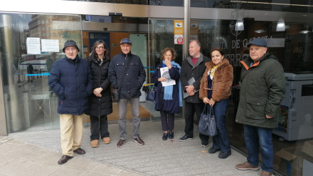Integrantes del Foro ante el edificio de la Xunta en Ferrol
