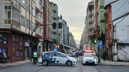 Corte en Avenida Coruña por desprendimiento de iluminación ornamental