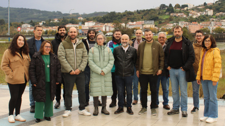 Integrantes del BNG en las proximidades del puente de piedra