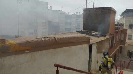 Imagen de la actuación de los bomberos en el incendio de una vivienda en el Barrio San Cristóbal