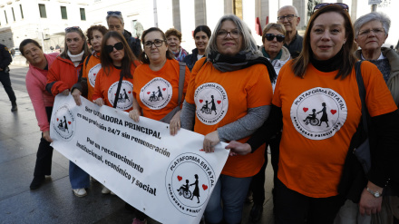 Concentración de la Plataforma de Cuidadoras Principales ante el Congreso por el debate de la Ley de Dependencia