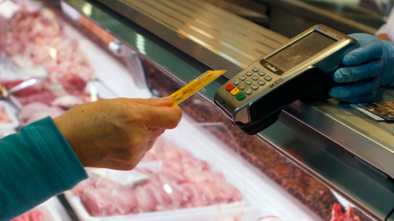 Pago con tarjeta de crédito en un supermercado