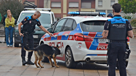 Agentes y coche patrulla de la Policía Local de Gijón