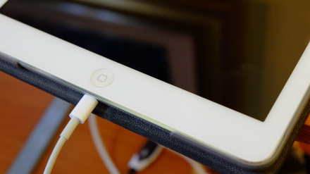 Un iPad, con el cargador enchufado