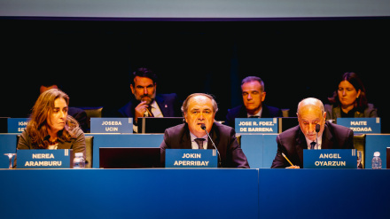 Jokin Aperribay y varios dirigentes de la Real Sociedad en Asamblea