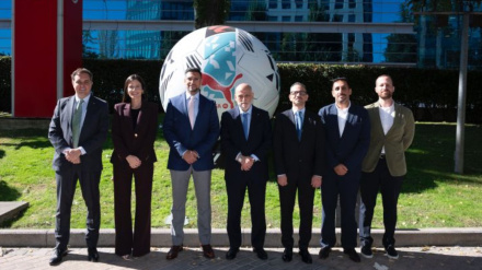 Firma del acuerdo entre LaLiga y STRIVE.