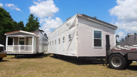 MM95CC Second half of manufactured home being placed next to first half, USA 2018, © Katharine Andriotis