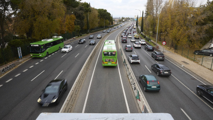 Tráfico durante la operación salida por el puente de la Constitución en la carretera A6, a 5 de diciembre de 2025, en Madrid