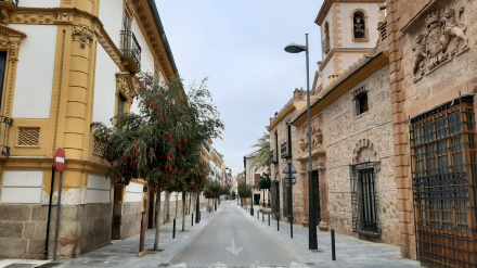 Imagen de la calle Lope Gisbert de Lorca, que estrenará nuevo alumbrado