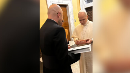 Héctor Galán, el párroco de Almeida de Sayago, le entrega las pastas de Prodcutos Villar a León XIX