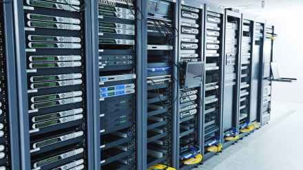 Foto de archivo de un grupo de servidores informáticos