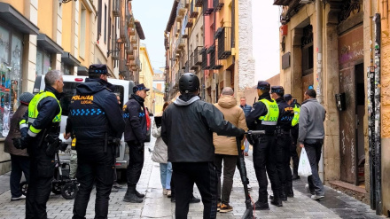 Desalojan un edificio en la calle Marqués de San Nicolás de Logroño por su estado de ruina