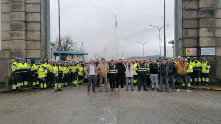 Concentración realizada en el mediodía de este viernes a las puertas de Navantia Ferrol