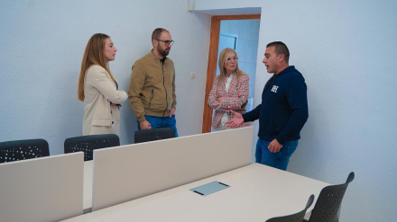 Las concejalas de Participación Social y Vertebración del Territorio visitan con vecinos la nueva sala de estudio de Almendricos