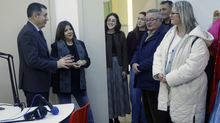 El conselleiro durante su visita al colegio de Fene