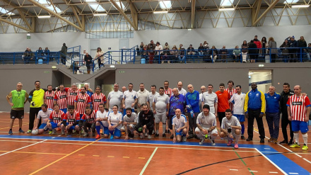 Participantes en el Torneo 'Interaeas' posan al final de los partidos disputados en Avilés