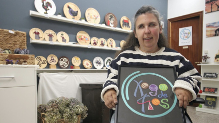 Lorena con una de sus creaciones