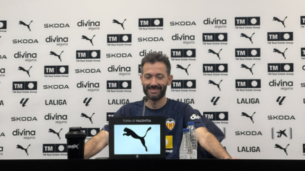 Corberán ante los medios en Paterna