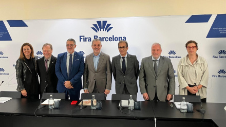 (I-D) Martina Font (Fira De Barcelona), Josep Santacreu (Cámara De Barcelona), El Conseller Miquel Sàmper, El Alcalde Jaume Collboni, Pau Relat (Fira De Barcelona), Constantí Serrallonga (Fira De Barcelona) Y Laia Claverol (Ayuntamiento De Barcelona).