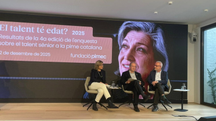 De izquierda a derecha, la directora de la fundación, Marta Amorós, el presidente de la Fundación Pimec, Josep González, y el coordinador del voluntariado y experto en talento sénior en la entidad, Francesc Rodríguez.